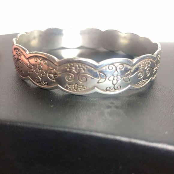 3123 Brighton Etched floral design scalloped bangle bracelet 7-3/4" - Picture 1 of 2